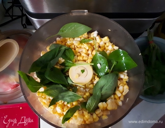 Срежьте зерна кукурузы с початков и измельчите их в кухонном комбайне вместе с листьями базилика.