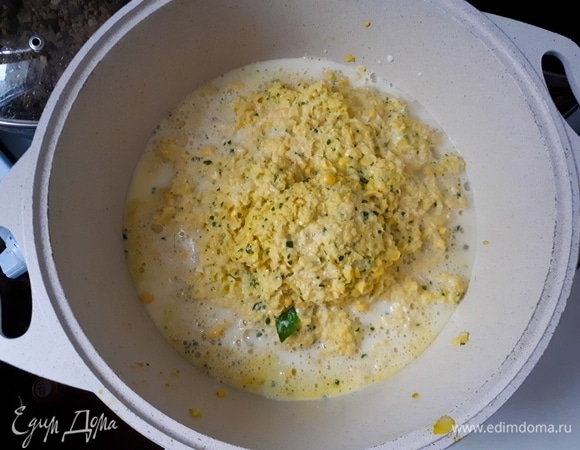 Получившуюся кукурузную смесь переложите в кастрюлю и добавьте молоко. Варите на медленном огне до закипания, постоянно помешивая, примерно 20 минут, а затем еще минут 5.