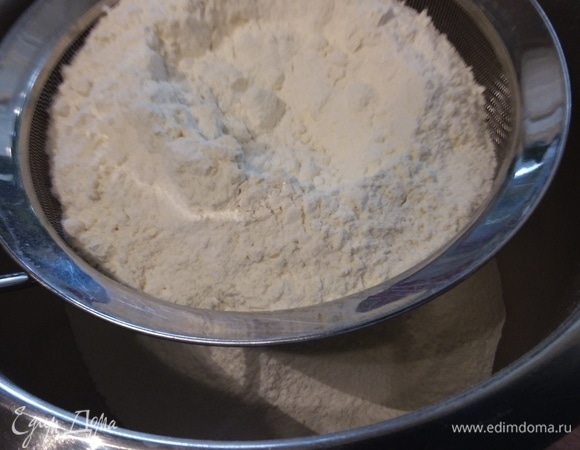 Дрожжи свежие (20 г) или сухие (7 г) растереть с сахаром (2–2,5 ч. л.), развести в небольшом количестве теплого молока и оставить на 15 минут для ферментации. Должна появиться характерная шапочка. В это время в чашу комбайна просеять муку. Растопить сливочное масло.