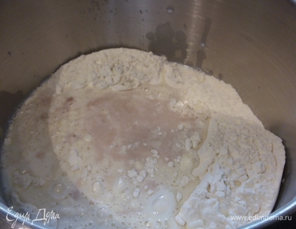 В муку влить дрожжи и остальное подогретое молоко. Начать замес на малой мощности, затем увеличить скорость и продолжить замес еще в течение 5–7 минут. Влить растопленное масло и всыпать соль. Вымесить мягкое, эластичное тесто. Мне понадобилось еще немного жидкости (я добавила приблизительно 100 мл картофельного отвара от варившейся параллельно картошки для начинки).