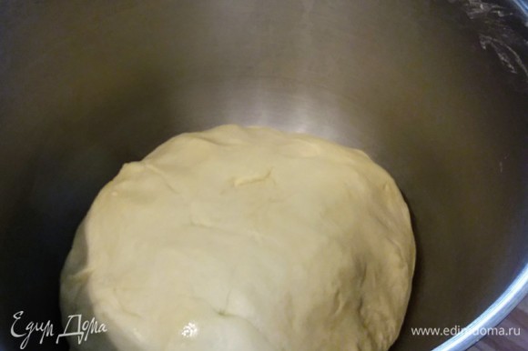 Собрать тесто в колобок и выложить в смазанную маслом чашу комбайна. Накрыть пленкой и оставить в теплом месте на расстойку на 1,5–2 часа.