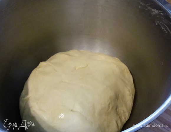 Собрать тесто в колобок и выложить в смазанную маслом чашу комбайна. Накрыть пленкой и оставить в теплом месте на расстойку на 1,5–2 часа.