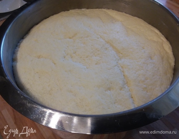 Подошедшее тесто обмять и выложить на припыленную мукой поверхность. Кстати, этого не понадобилось, так как тесто абсолютно не прилипает ни к рукам, ни к поверхности.