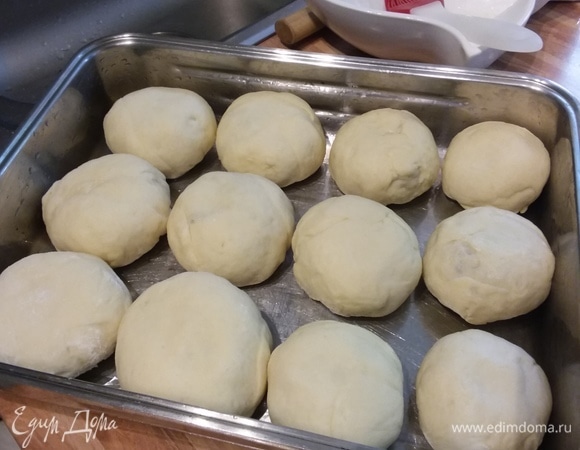 Я часть пирожков выпекала в форме, другие прямо на противне. Пирожки накрыть чистым полотенцем и оставить в теплом месте для отдыха на 30 минут.
