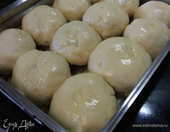 Разогреть духовку до 220°C. Смазать пирожки смесью желтка с молоком или водой и выпекать около 20 минут.