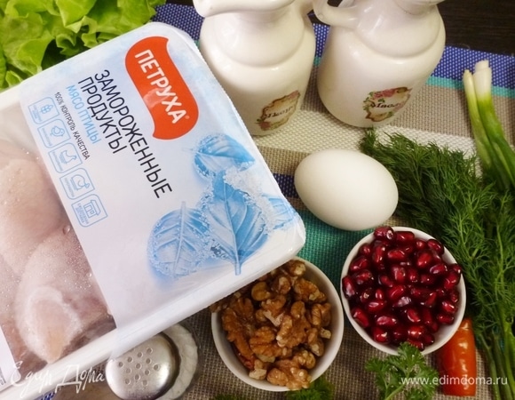 Подготовить ингредиенты для салата. Куриное мясо ТМ «Петруха» разморозить. Гранат разобрать на зерна. Зелень вымыть и обсушить. Куриные яйца сварить вкрутую.