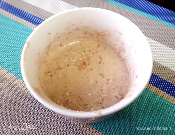 Измельчить грецкие орехи в блендере. Я оставила небольшие кусочки. Добавить винный уксус, соль, перец чили, соль и сахар. Чтобы соус не был слишком густым, я влила немного кипяченой воды.