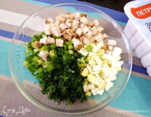 Нарезать мясо курицы и вареные яйца кубиком. Зеленый лук, укроп, петрушку или кинзу мелко нарубить. Соединить все в салатнике.