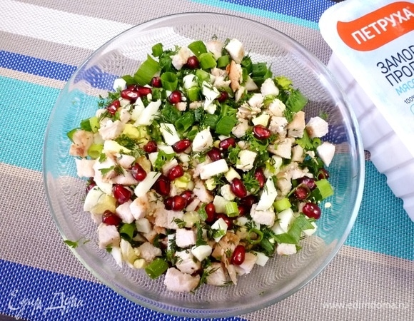 Добавить зерна граната. Перемешать все ингредиенты и заправить салат ореховой заправкой.