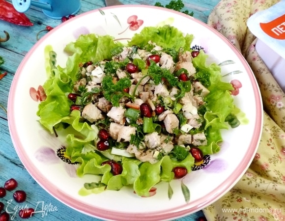 Листья салата порвать на кусочки руками. Выложить их на дно салатника, сверху выложить салат из курицы. Приятного аппетита!