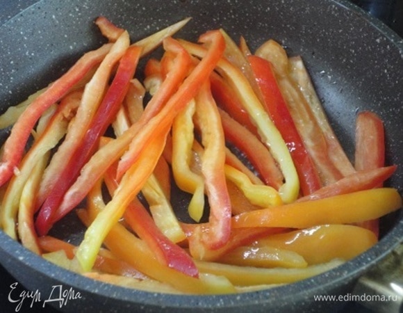В сковороде разогреть масло, обжаривать перец 5 минут.