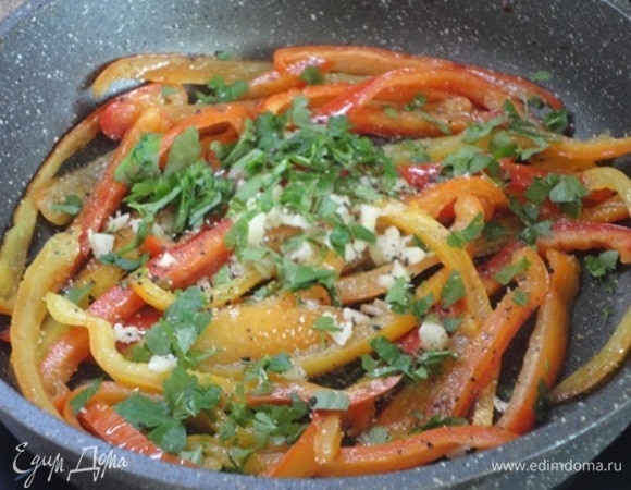 Добавить рубленые чеснок и петрушку, посолить, поперчить. Все перемешать и убрать с плиты. Остудить до теплого состояния.