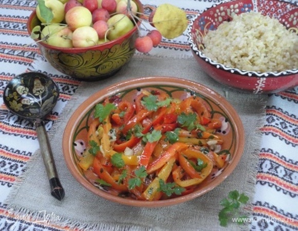 Подавать, полив свежевыжатым соком лимона и посыпав зеленью. Хорошая компания к такому салату — отваренный булгур.