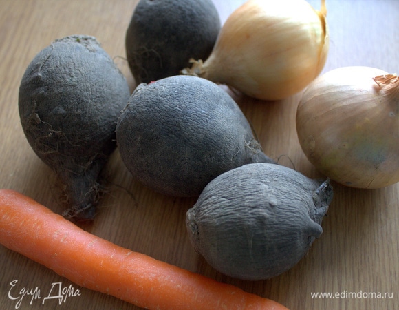 Очистить овощи. Редька — 1 большая, у меня мелкие по 400 г. Лук покрупнее берите.
