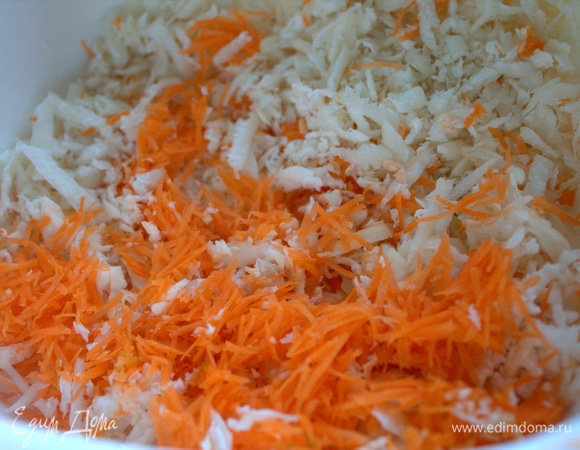 Редьку натереть крупно, морковь — на мелкой терке (все рекомендации от мужа).