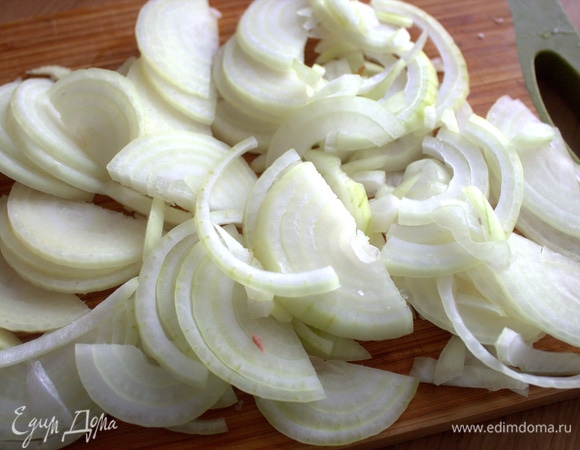 Лук нарезать полукольцами.