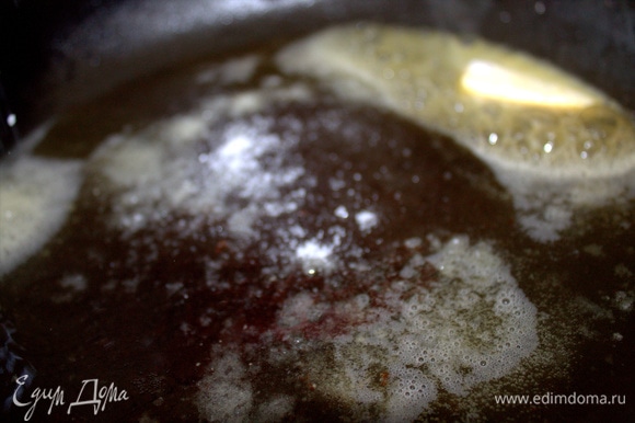 На сковороде растопить ложку масла или маргарина, бросить пару щепоток соли.
