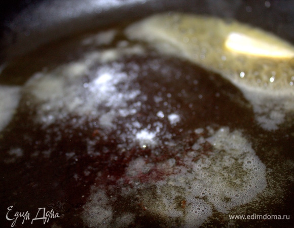 На сковороде растопить ложку масла или маргарина, бросить пару щепоток соли.