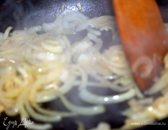 Всыпать лук.