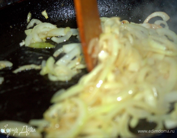 От сковороды не отходить, постоянно перемешивать лопаткой, лук не должен подгореть.