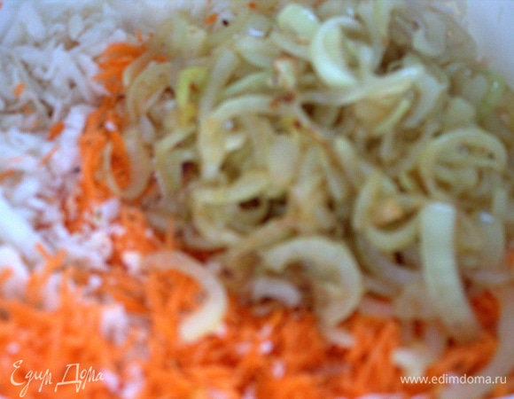 Перенести лук в чашу с салатом.