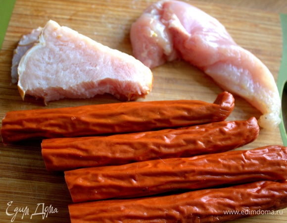 Из мясного — что нашли в холодильнике... Перед этим был салат из мяса с копченых ребрышек, тоже очень вкусно.