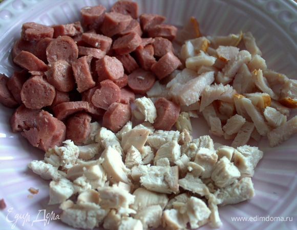 Отварить грудку и колбаски, все нарезать по вашему желанию. Если говядина, то разобрать на волокна.