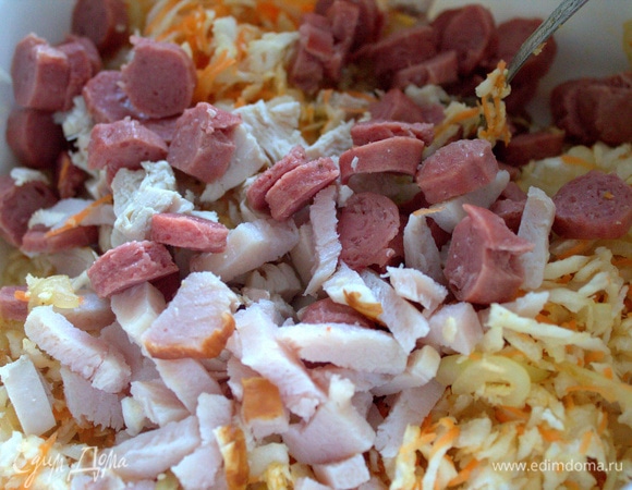 Высыпать мясной набор в салат.