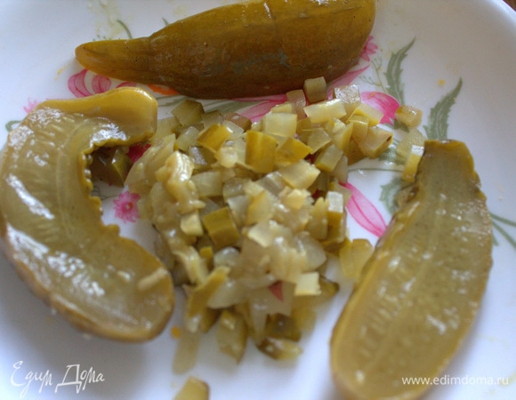 Если есть, добавьте еще маринованный или соленый огурчик.