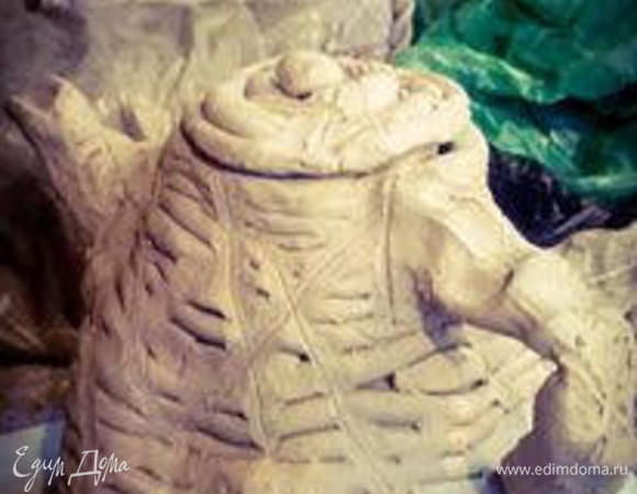 Конечно, вкуснее всего чай пить из самовара, но большой керамический чайник тоже вполне для этого подойдет. Секрет в том, что, при заваривании чая, керамика, как и фарфор, дольше держит тепло, а значит и лучше раскрывает вкусовой букет и аромат трав.