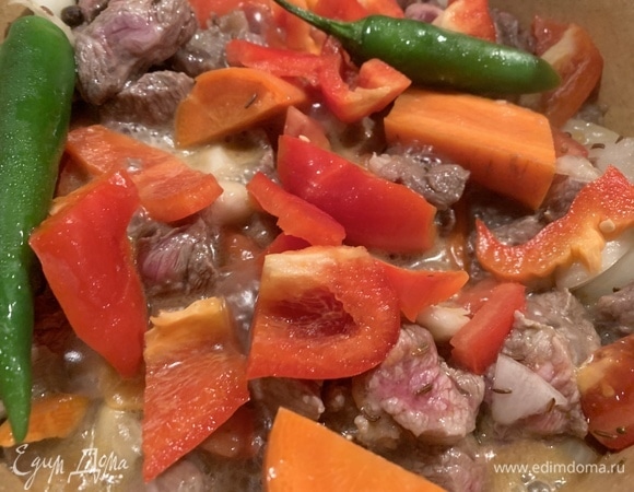 Говяжью мякоть нарезать кубиками или соломкой. В кастрюлю с толстым дном наливаю оливковое масло, кладу лавровый лист, чеснок. Как только пойдет аромат, кладу говядину, слегка поджариваю. Нарезаю лук, томаты, перец, морковь, перец чили. В мясо добавляю вино, соль. Затем кладу лук, хорошо мешаю, тушу минут 5. Далее кладу все остальные овощи, томатную пасту, накрываю крышкой, тушу 2 часа. Можно поставить мясо в духовку, так же на 2 часа.