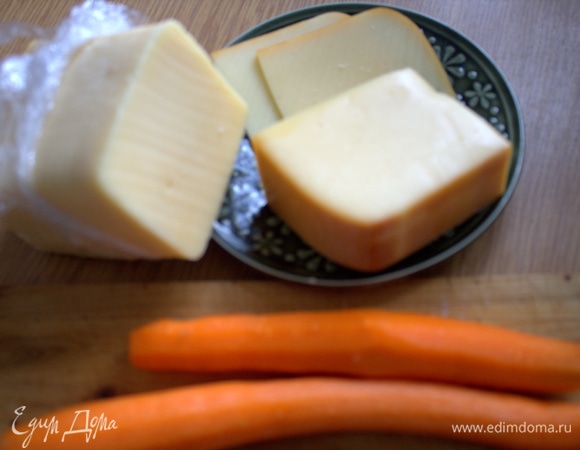 Берем два вида сыра и чистим морковку. Гауда — из Польши, голландский — местный.
