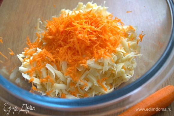 Сыр крупно натереть, морковь — мелко.