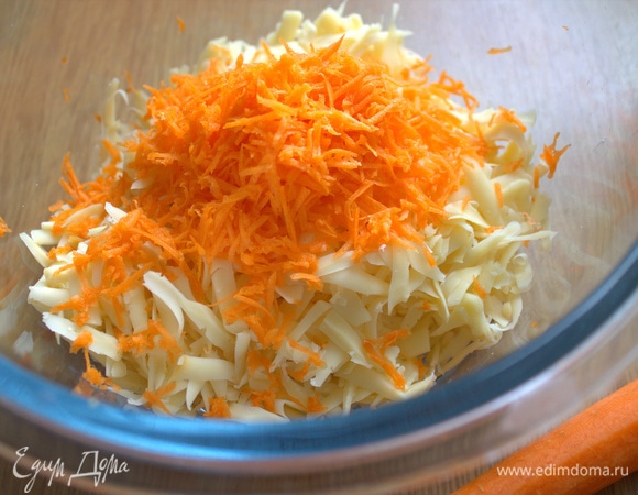 Сыр крупно натереть, морковь — мелко.