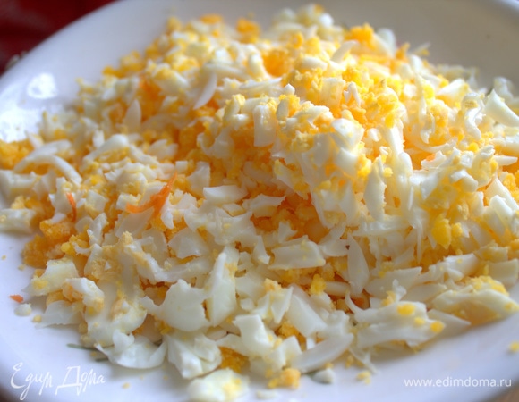 Яйца отварить заранее (примерно 6 минут после закипания) и лучше тоже натереть на крупной терке для однородной текстуры салата.