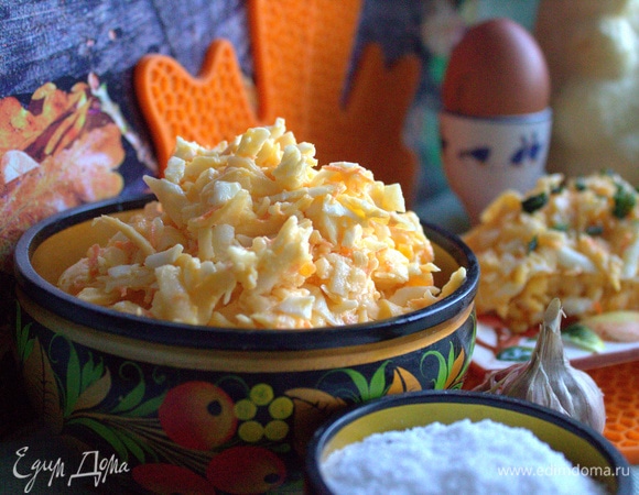 Перемешать салат, попробовать на соль (зависит от сорта сыра). Подаем в красивой посуде. Хохлома привезена с Вологды.