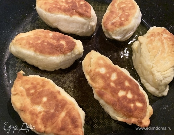 Разогреть сковородку, налить масло. Жарить пирожки до румяной корочки с обеих сторон примерно 5 минут.