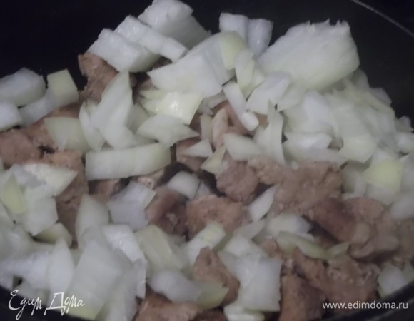 Мясо нарезать на куски. Поперчить. Обжарить на растительном масле до испарения жидкости. Посолить. Добавить лук. Обжарить до его прозрачности.