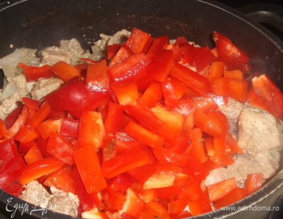 Нарезать перец добавить его к мясу. Тушить под крышкой на умеренном огне до готовности свинины.