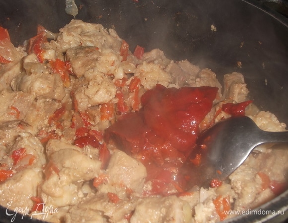 Добавить лавровый лист и томатную пасту. Обжаривать, помешивая, в течение 2 минут.