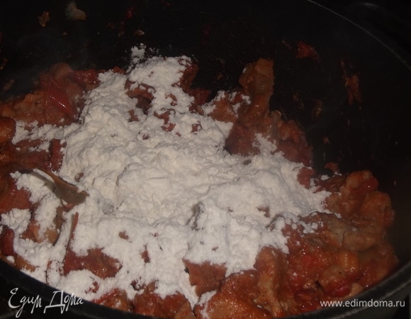 Всыпать муку. Перемешивая, обжаривать 2–3 минуты.