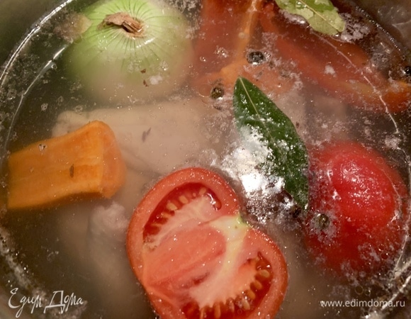 Цыпленка разрезать на порционные кусочки. Залить водой, нарезать и очистить овощи. Добавить все к цыпленку, посолить, добавить лавровый лист, гвоздику, зубчики чеснока кладите так, не очищая. Ставлю варить на час-полтора при средней температуре.