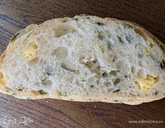 Можно подавать с сырным хлебом, ржаным, крутонами или гренками.