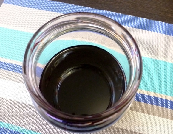 Ягоды черноплодной рябины проколоть зубочисткой или вилкой, желательно так поступить с каждой ягодкой. Итак, все ингредиенты подготовлены.<br />
В удобную банку сливаем водку, кладем цедру лимона и ягоды черноплодной рябины. Ставим сосуд в темное место на 2 недели. Раз в 2–3 дня взбалтывать содержимое. С каждым днем настойка будет становиться темнее и насыщеннее.