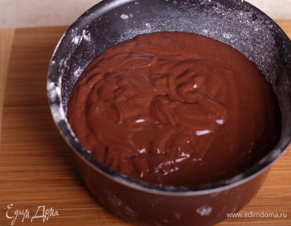 Вылить тесто в подготовленную форму и выпекать 30–40 минут до готовности (зубочистка должна выходить сухая).