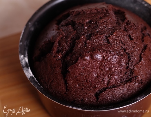 Готовый бисквит остудить сначала в форме (5 минут), затем на решетке.