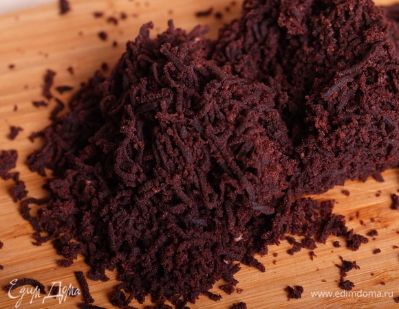 Далее срезать все жесткие корки и натереть бисквит на мелкой терке.