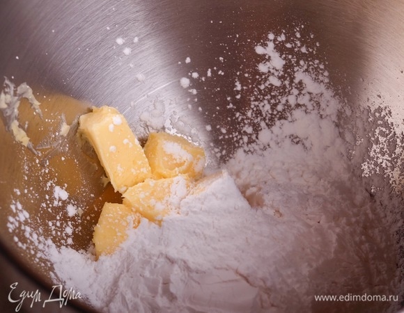 Приготовим шоколадно-творожную массу. Сложить в чашу миксера сливочное масло комнатной температуры и сахарную пудру. Взбить на высокой скорости до получения белой воздушной массы.