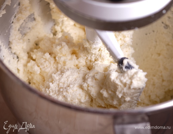 Насадкой «Весло» тщательно перемешать творог с кремом до получения однородной творожной массы.