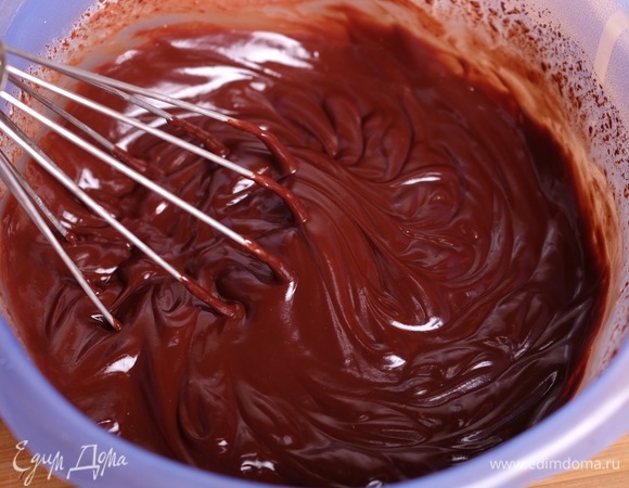 Шоколад поломать на мелкие кусочки, сложить в миску и немного прогреть в микроволновой печи или на водяной бане. Сливки довести до кипения и залить ими шоколад. Тщательно перемешать шоколадную массу до получения однородной глянцевой эмульсии. Получился шоколадный ганаш.